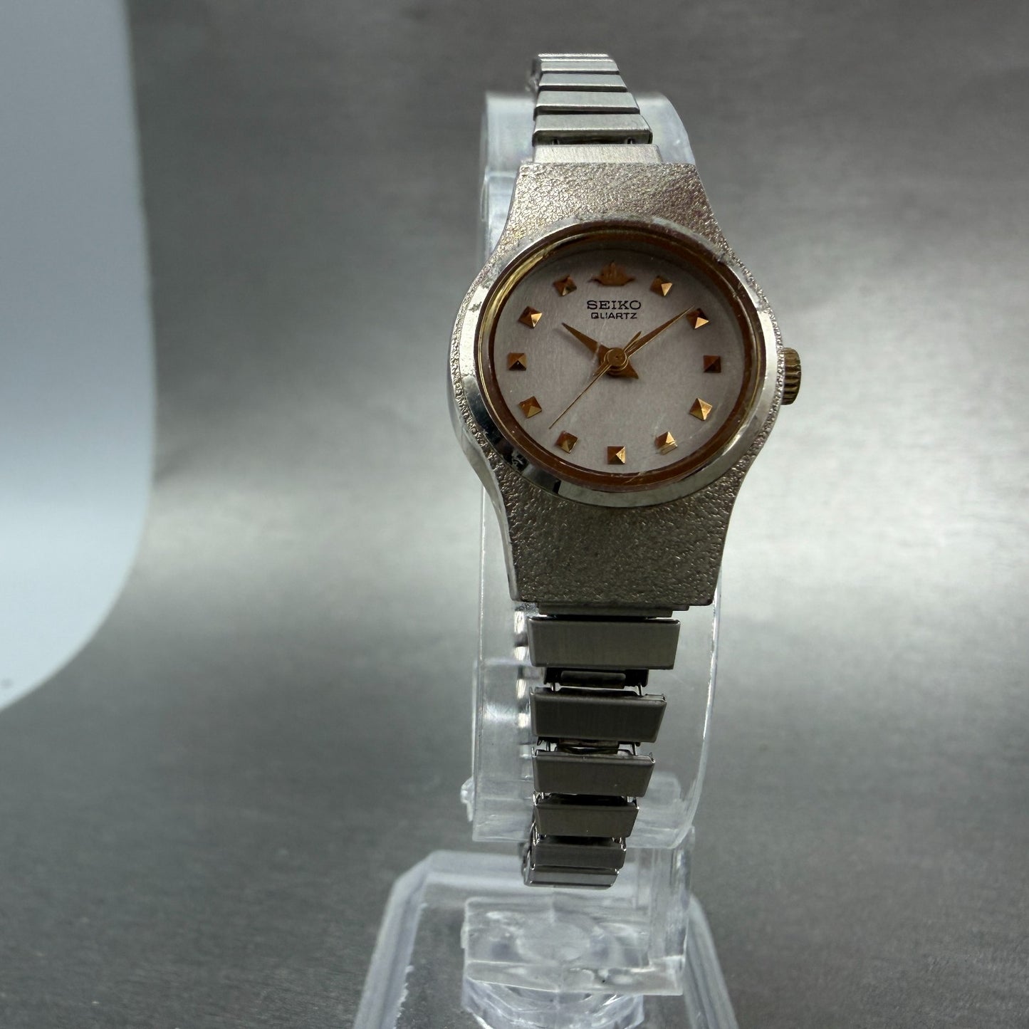 Seiko Watch Women 20mm Silver Dial Silver Tone Round 8Y21-0010  New Battery HJ75