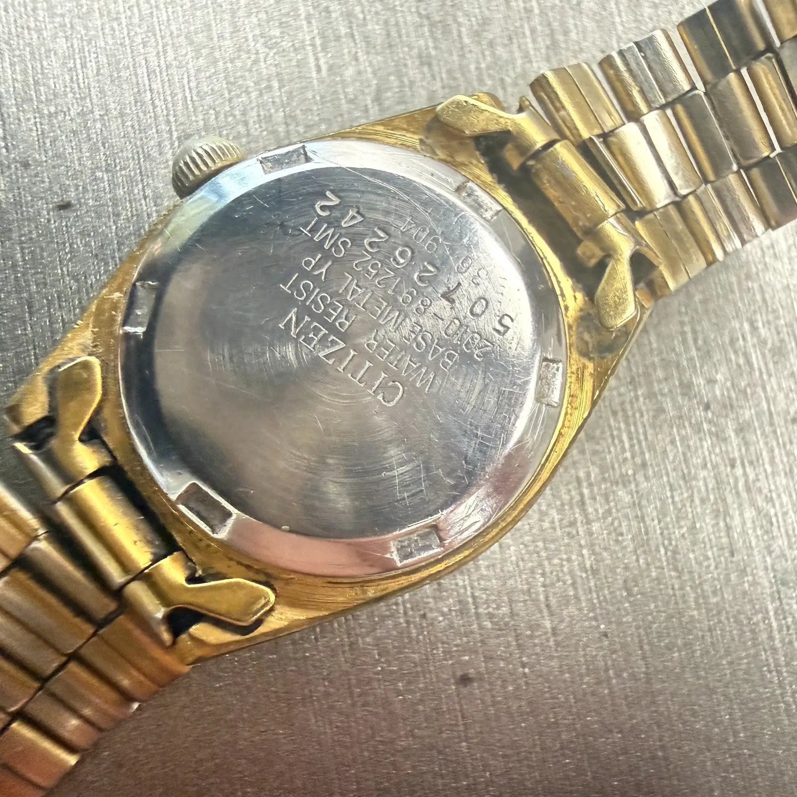 Citizen CQ Watch Women 24mm Silver Dial Gold Tone Date Round 2010-891252 New Bat10