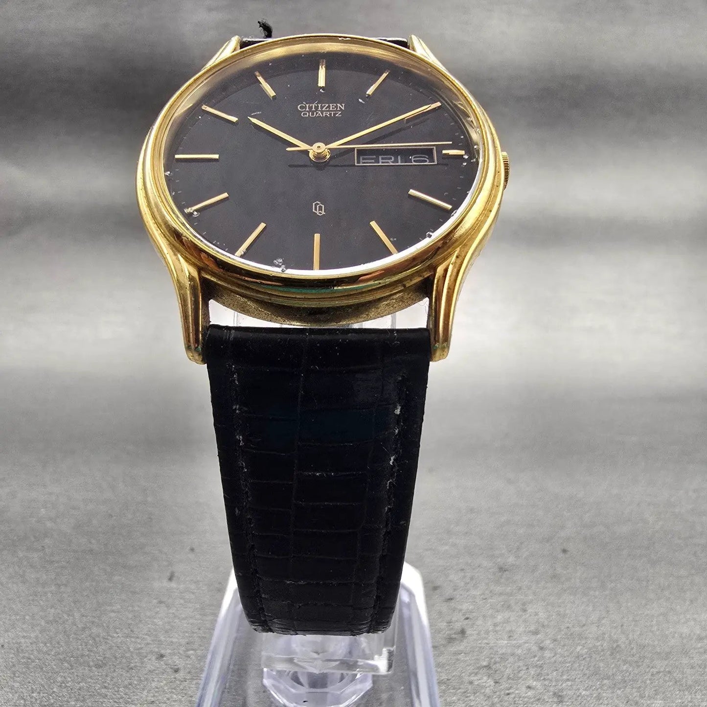 Citizen CQ Watch Men 34mm Black Dial Gold Tone Daydate Round 2500-S76418 New Bat5