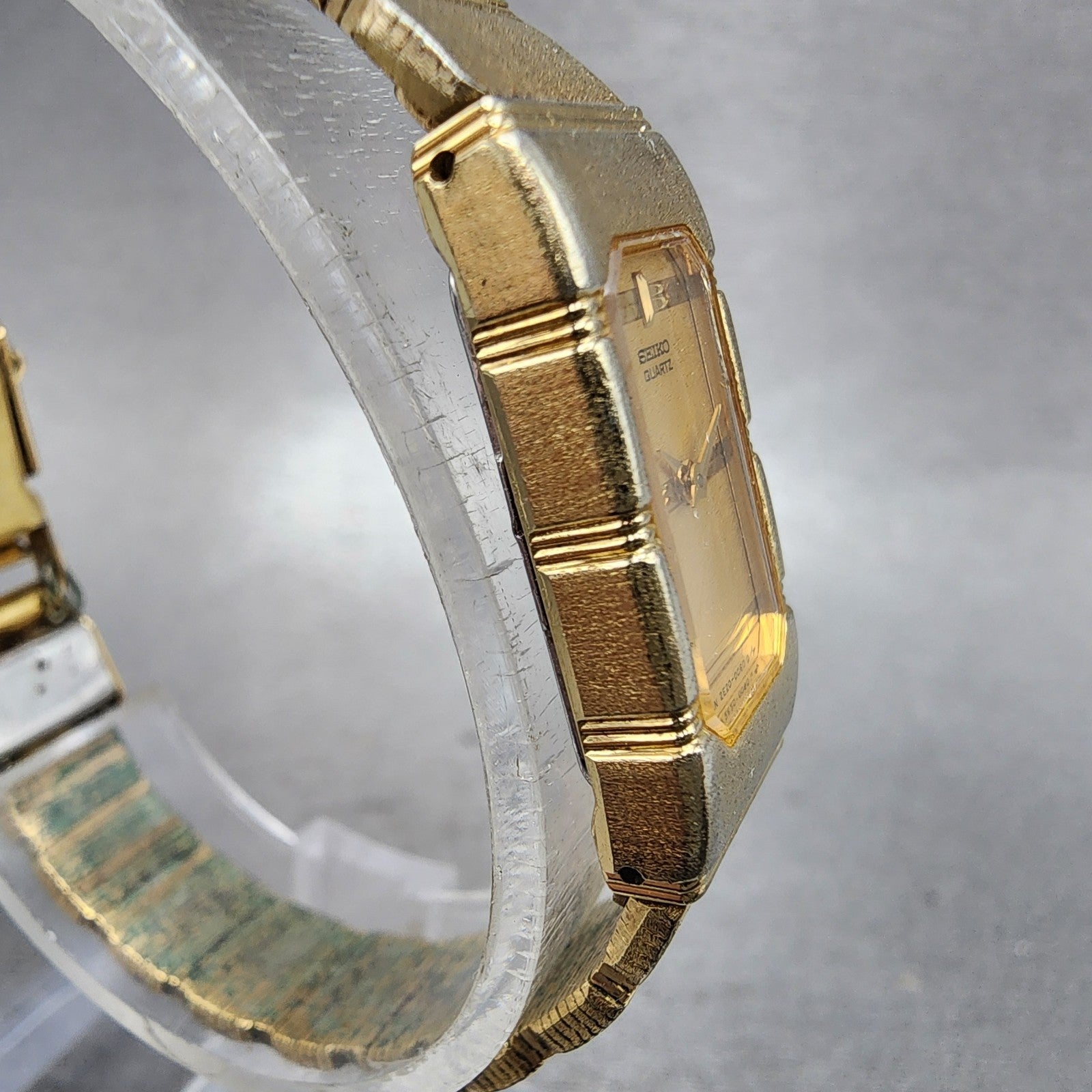 Seiko Tank Watch Women 13mm Champagne Dial Gold Tone 2e205030 New Battery3