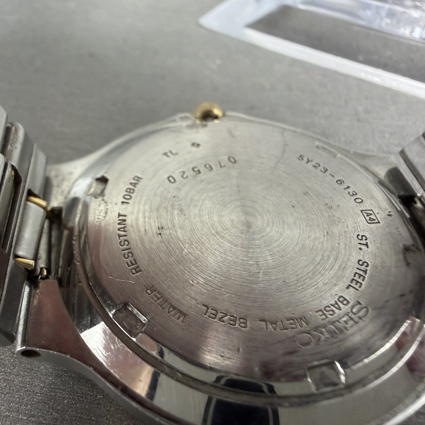 Seiko SQ Dive Watch Men 39mm White Dial Two Tone Daydate 5Y23-6130 New Battery9