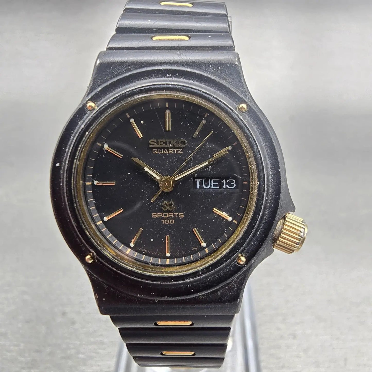 Seiko SQ Sports 100 Watch Women 26mm Black Dial Black & Gold Tone Daydate NewBat0