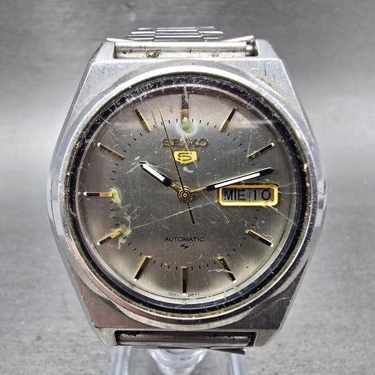 Seiko 5 Automatic Watch Men 38mm Silver Dial Silver Tone Daydate 7009-876A Runs0