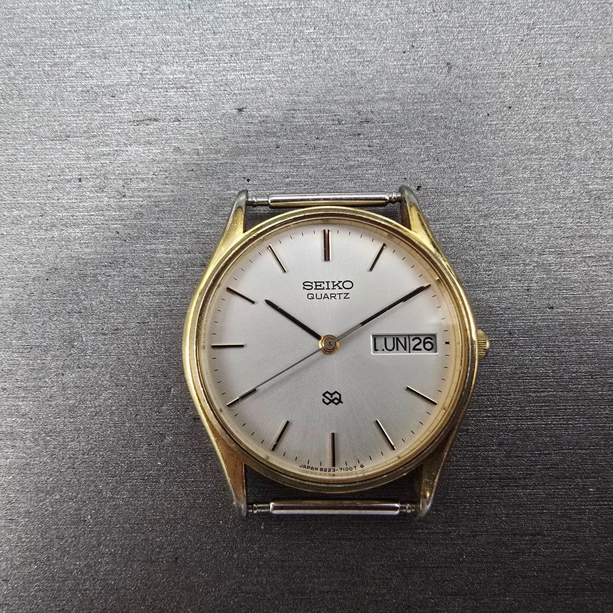Seiko SQ Watch Men 32mm White Dial Gold Daydate Round 8223-7080 VTG PARTS0