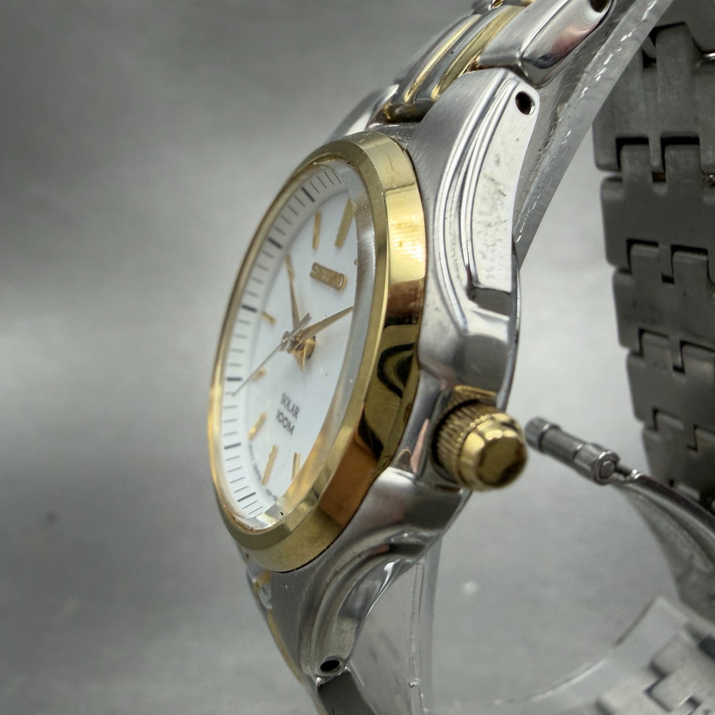 Seiko Solar Watch Women 28mm White Dial Two Tone Date Round V137-0BM0 Runs2