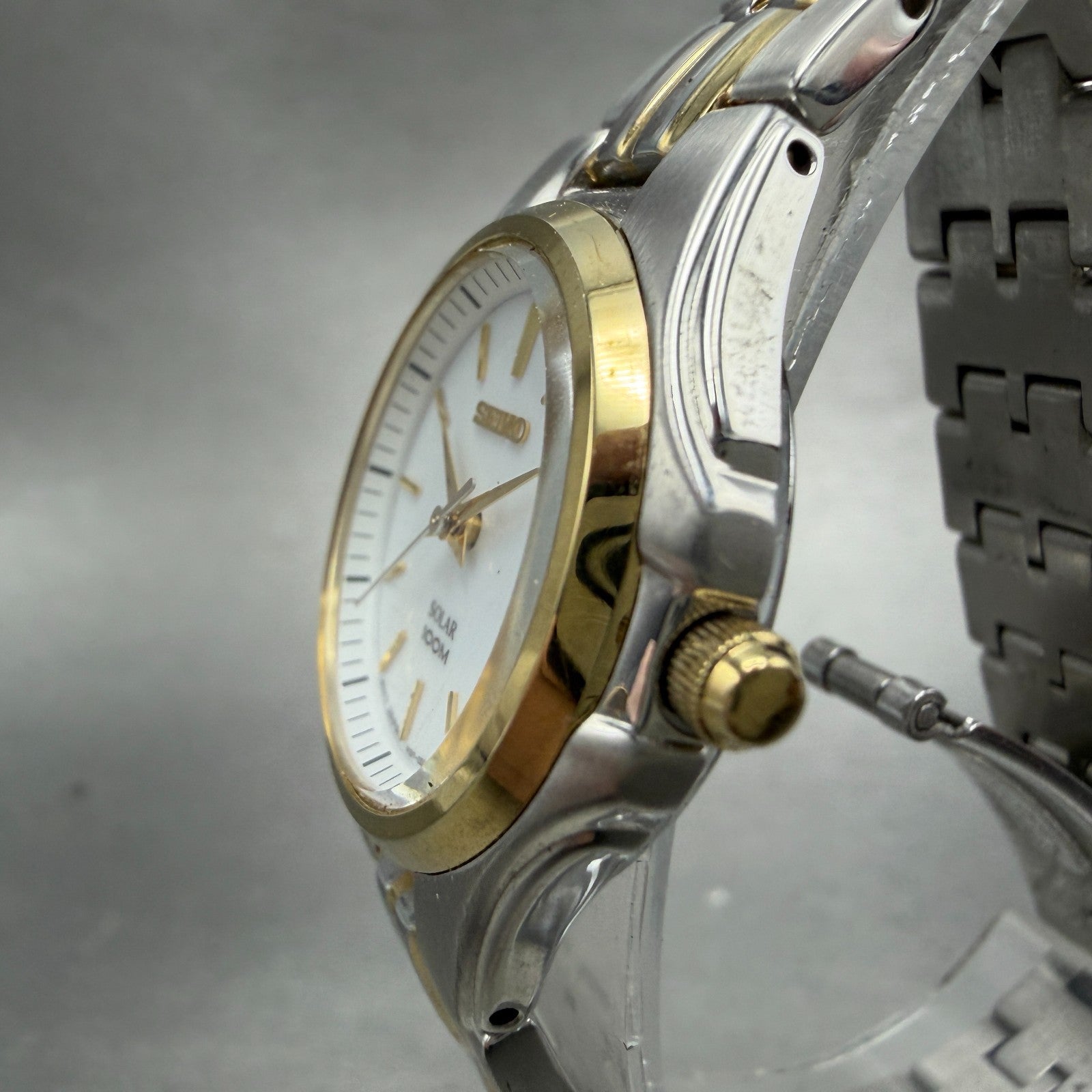 Seiko Solar Watch Women 28mm White Dial Two Tone Date Round V137-0BM0 Runs2