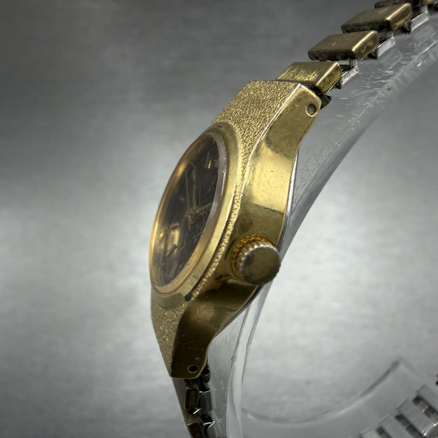Seiko Watch Women 20mm Black Dial Gold Tone Round Vintage 8Y21-0020 New Battery2