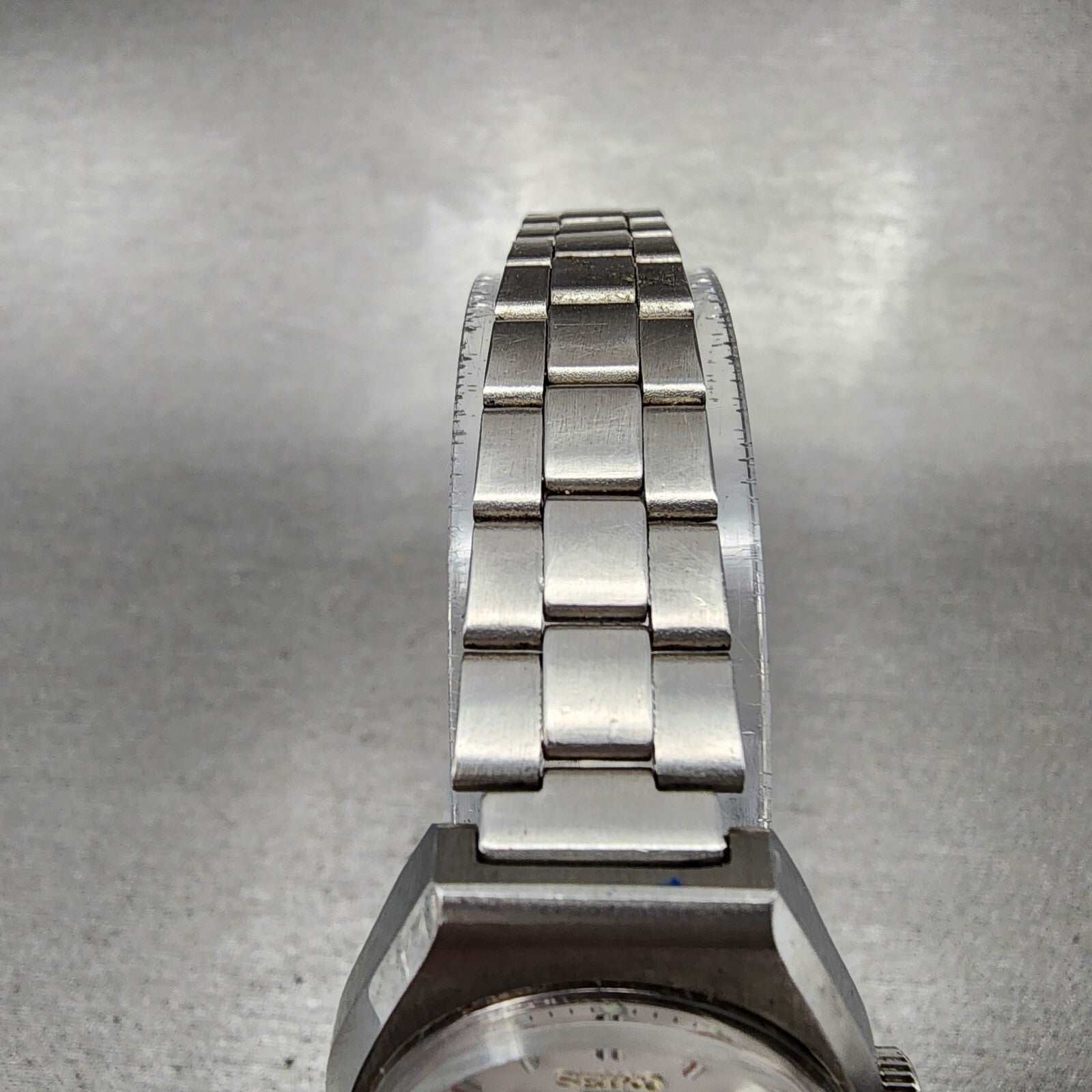 Seiko 5 Automatic Watch Women 25mm Silver Dial Steel Daydate Round 29060490 Run4