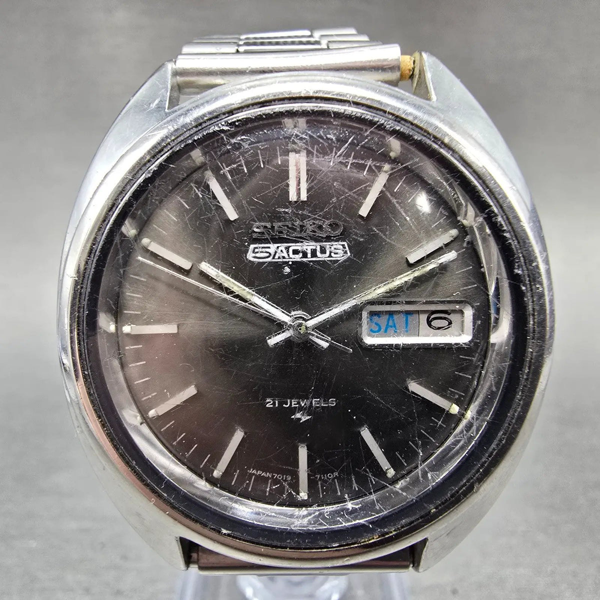 Seiko 5 Actus Watch Men 36mm Black Dial Silver Tone Daydate 7019-7070 Runs0