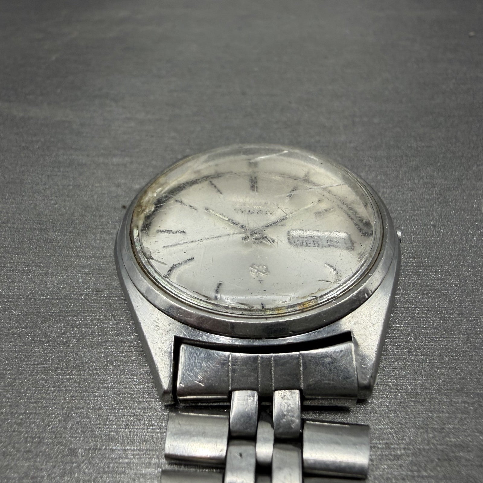 Seiko SQ Watch Men 35mm Silver Dial Silver Tone Daydate 8223-8049 SAMPLE E3