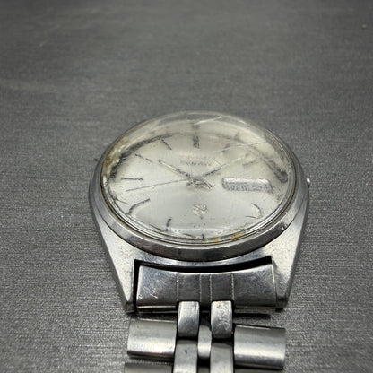 Seiko SQ Watch Men 35mm Silver Dial Silver Tone Daydate 8223-8049 SAMPLE E3