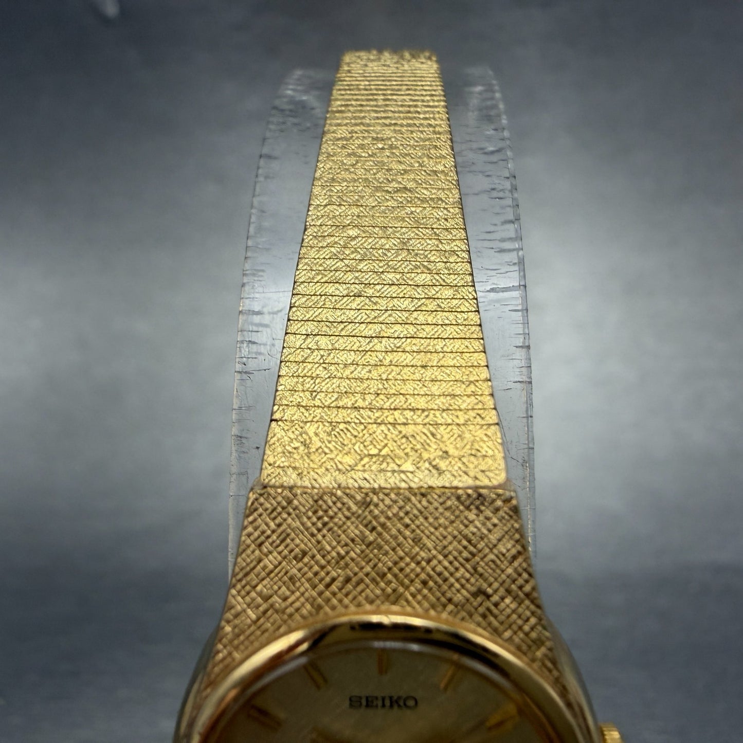 Seiko watch Women 19mm Champagne Dial Gold Tone Round V401-1819 New Battery HJ84