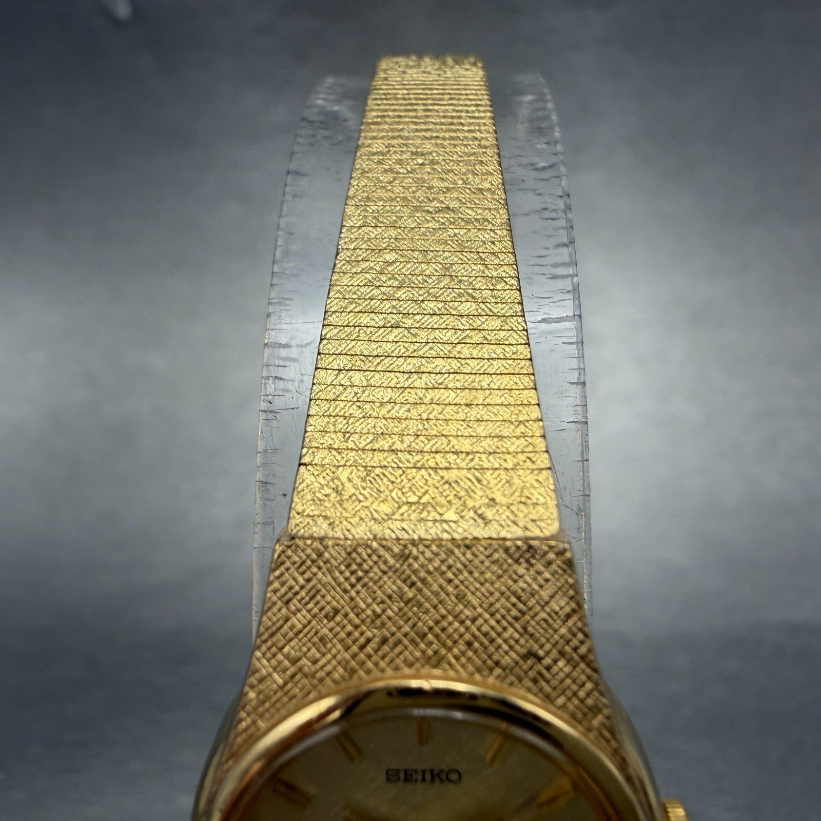 Seiko watch Women 19mm Champagne Dial Gold Tone Round V401-1819 New Battery HJ84