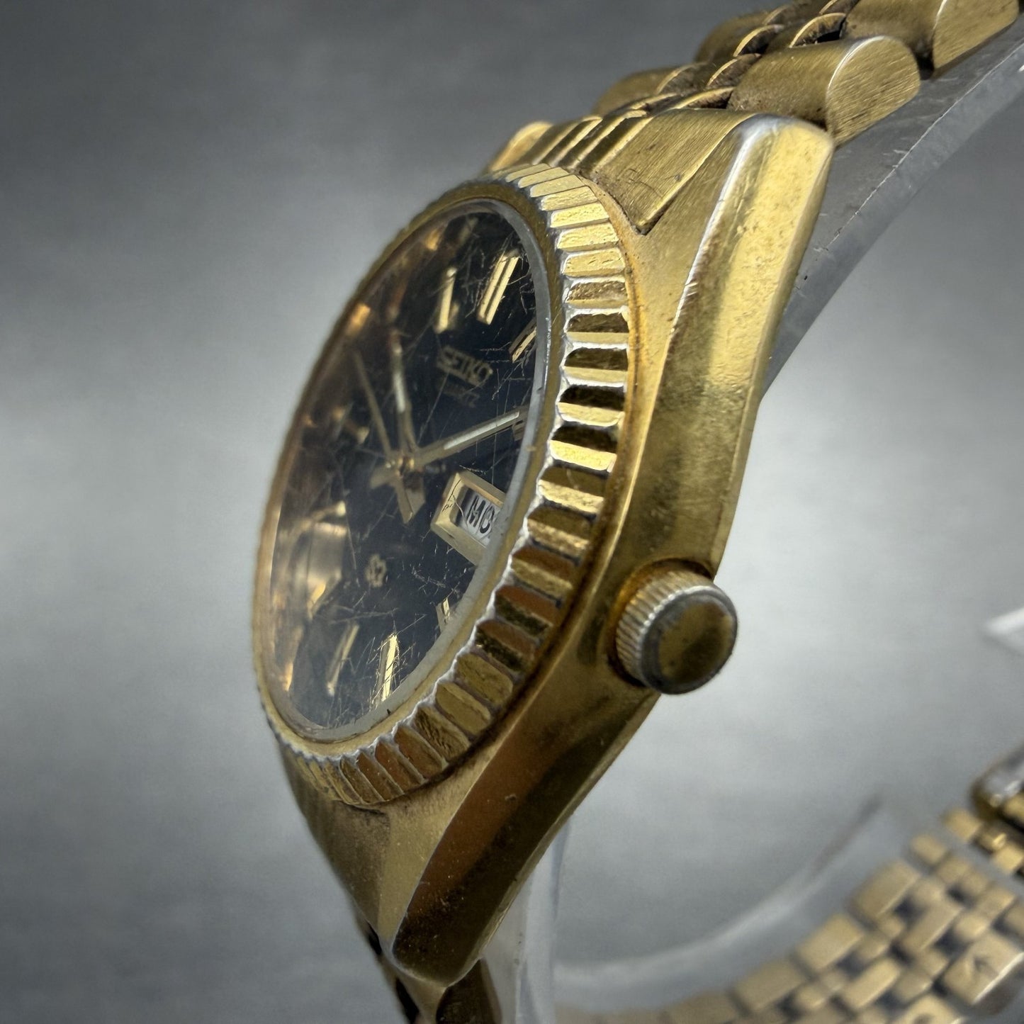 Seiko SQ Watch Women 24mm Black Dial Gold Tone Daydate 24mm Round New Battery 9Q2