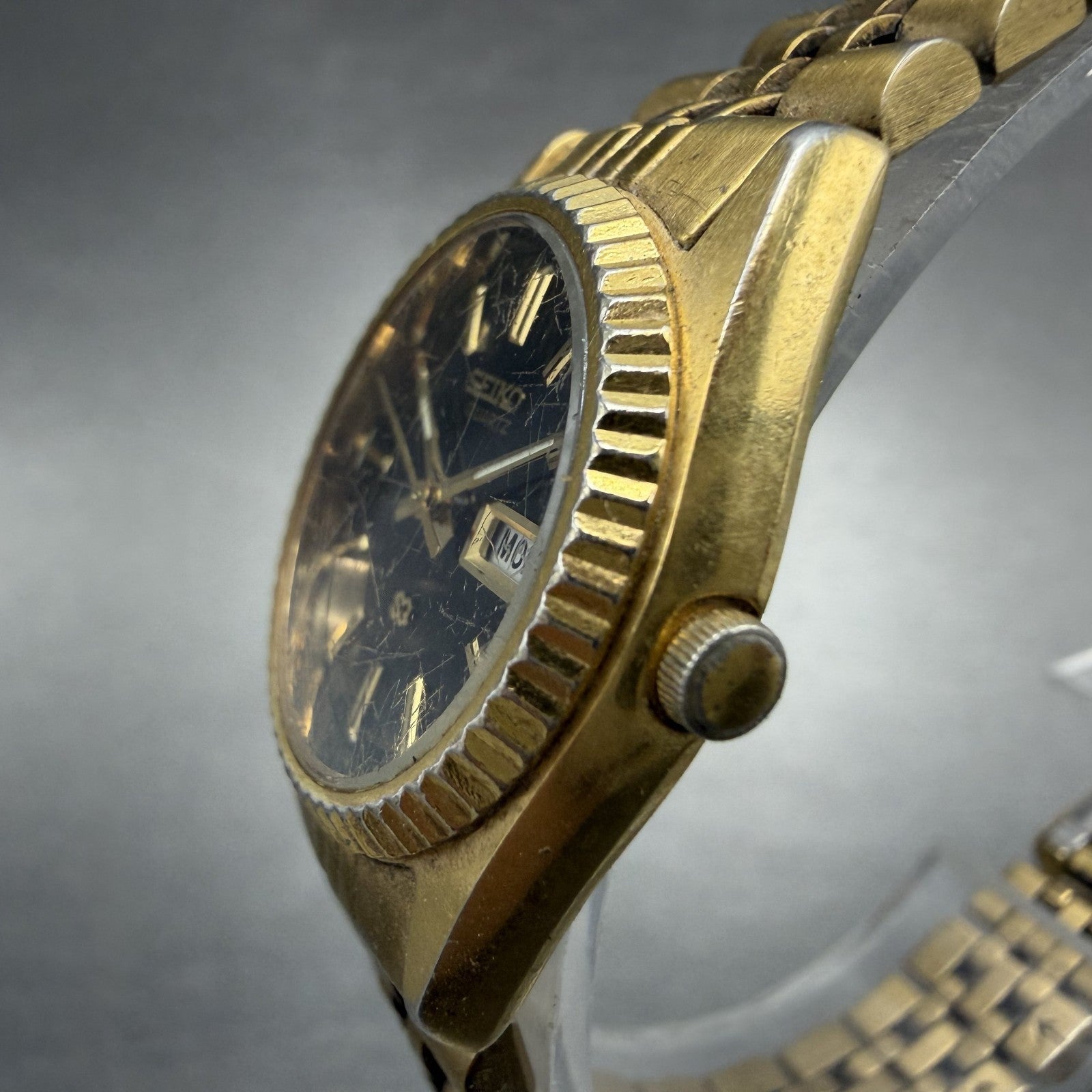 Seiko SQ Watch Women 24mm Black Dial Gold Tone Daydate 24mm Round New Battery 9Q2