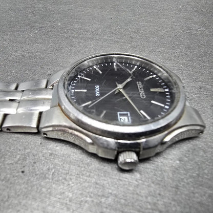 Seiko Solar Watch Men 38mm Black Dial Silver Tone Date READ!!!!!! V157-0AG0 Runs3