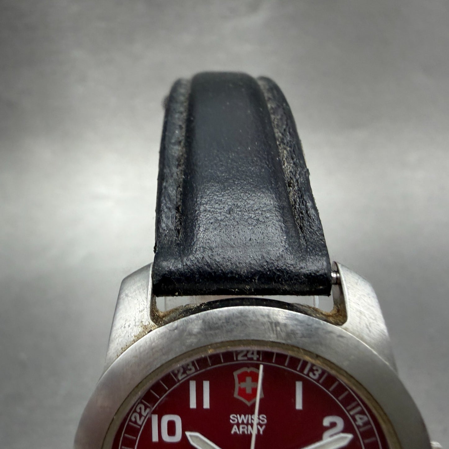 Victorinox Swiss Army Field Watch Women 30mm Red Dial Steel Date Round New Batt4