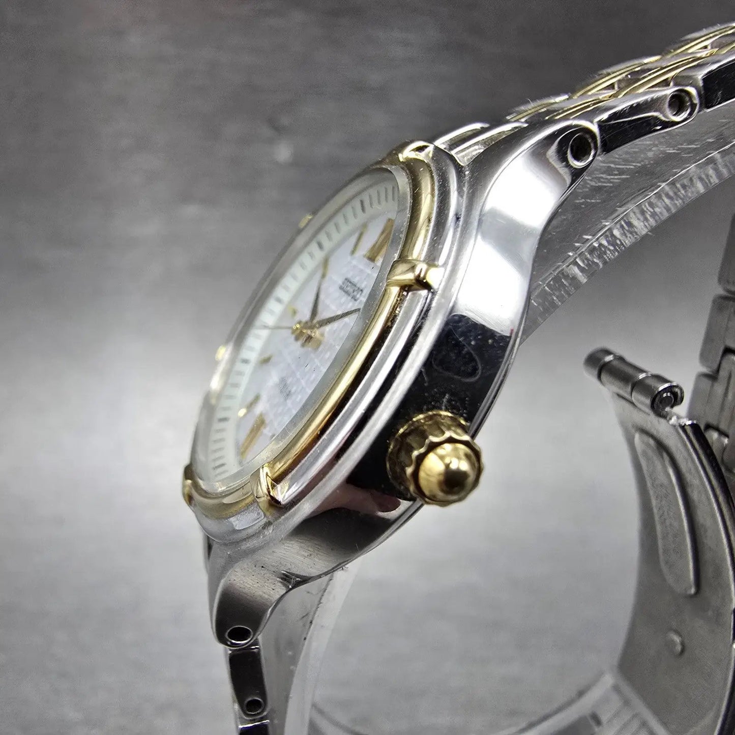 Seiko Solar Watch Women 28mm White Dial Two Tone Date Round V187-0AA0 Runs2