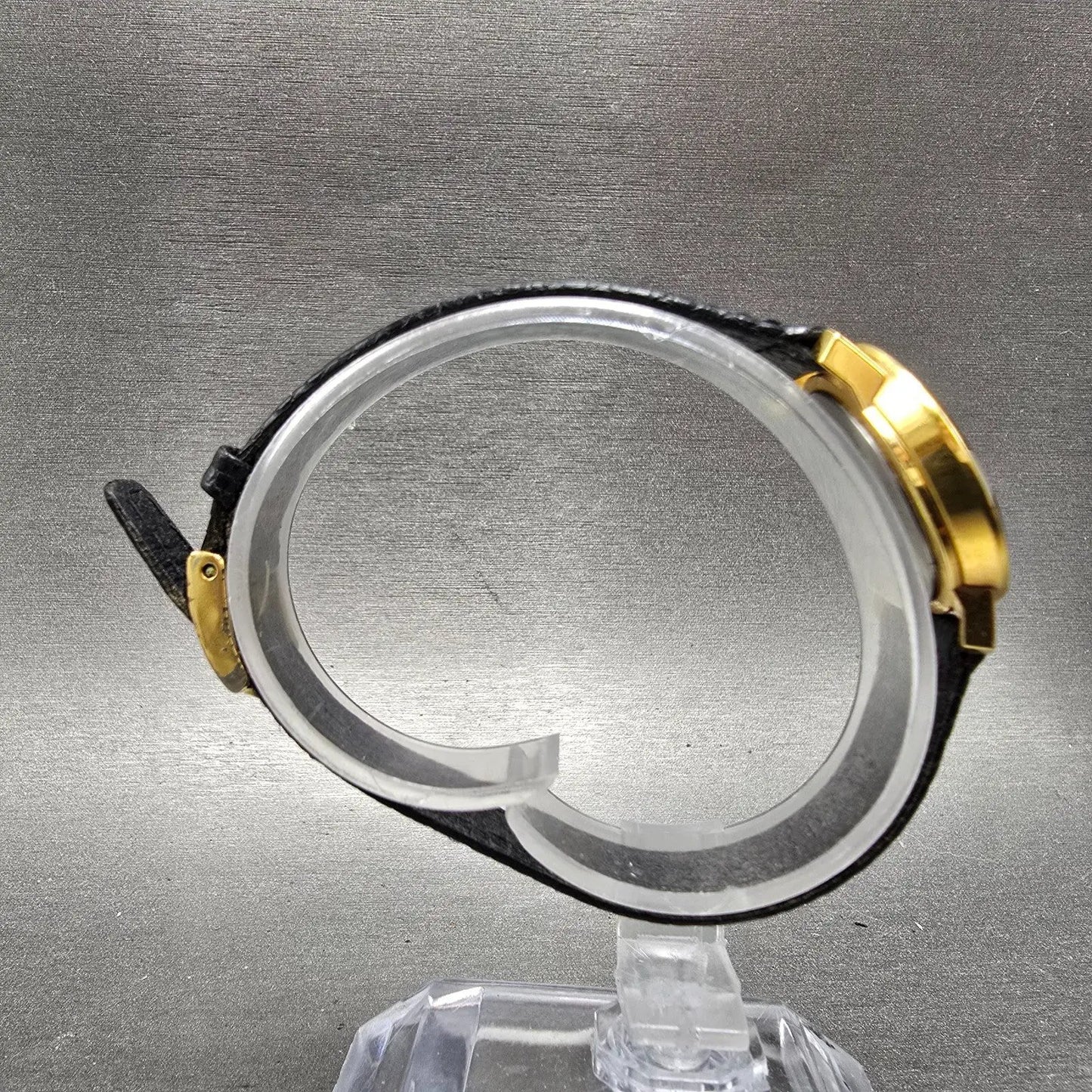 Gucci 2200L Watch Women 25mm Black Dial Gold Tone Round New Battery Swiss8