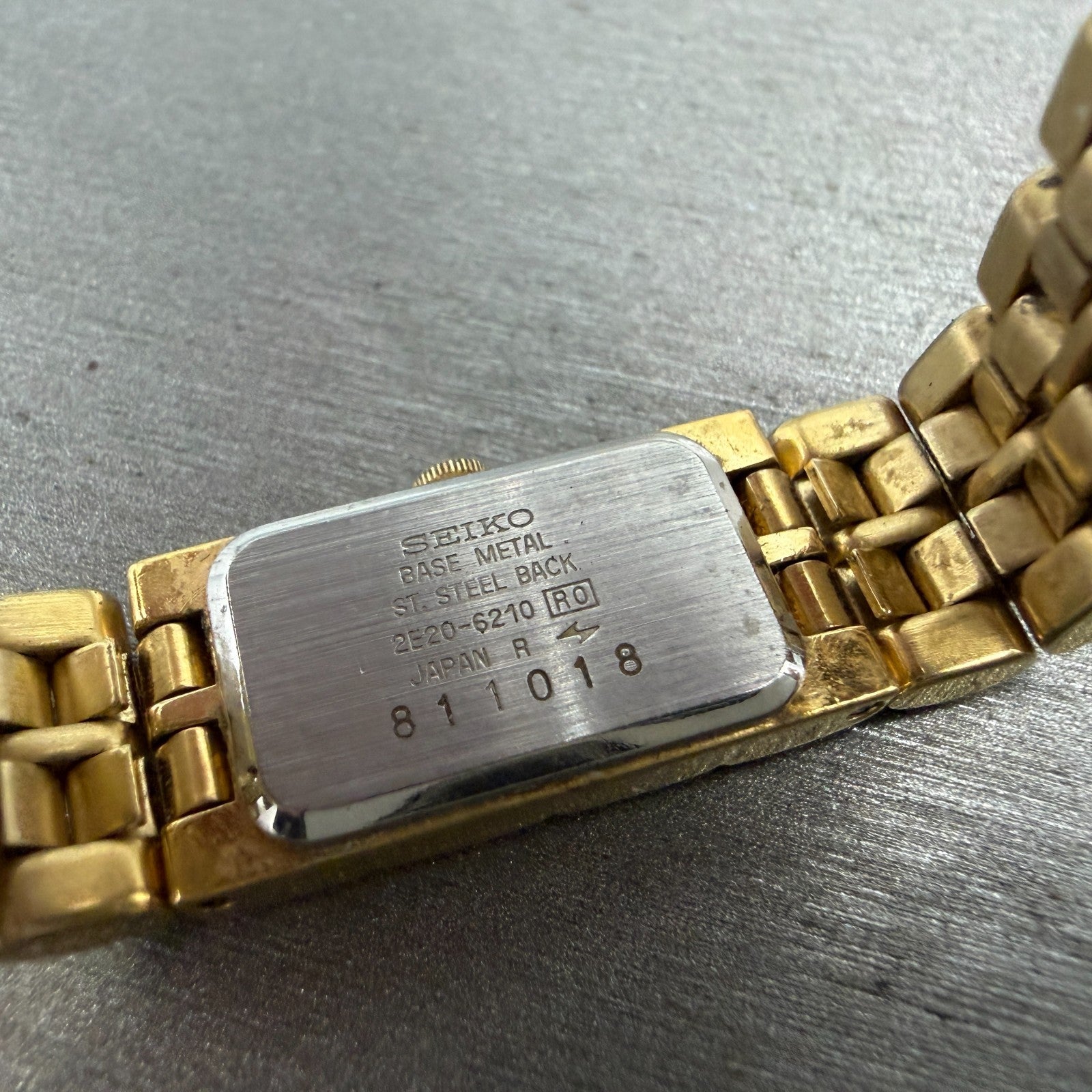 Seiko Tank Watch Women 13mm Champagne Dial Gold Tone 2E20-6210 New Battery9