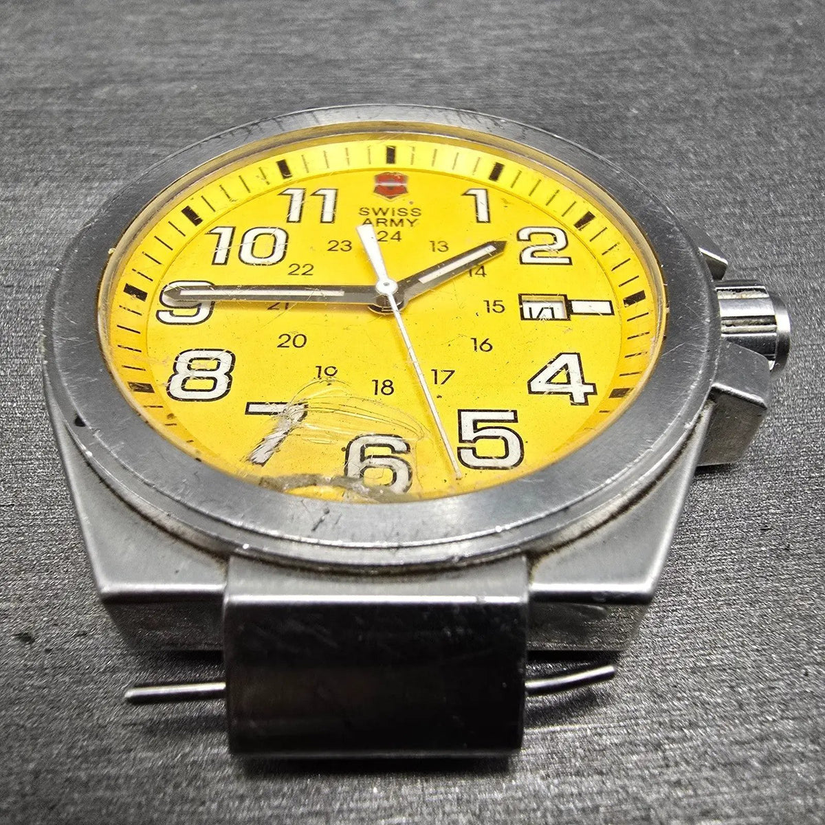 Victorinox Swiss Army Convoy Watch Men 42mm Yellow Dial Stee Date 241164 PARTS3