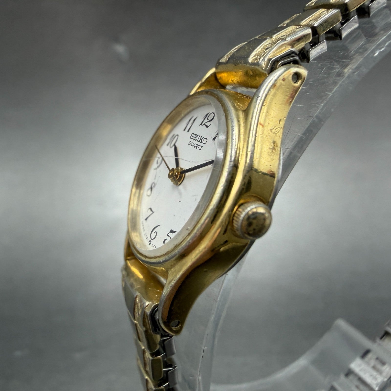 Seiko Watch Women 20mm White Dial Gold Tone Round 2Y01-0A19 New Battery Vintage2