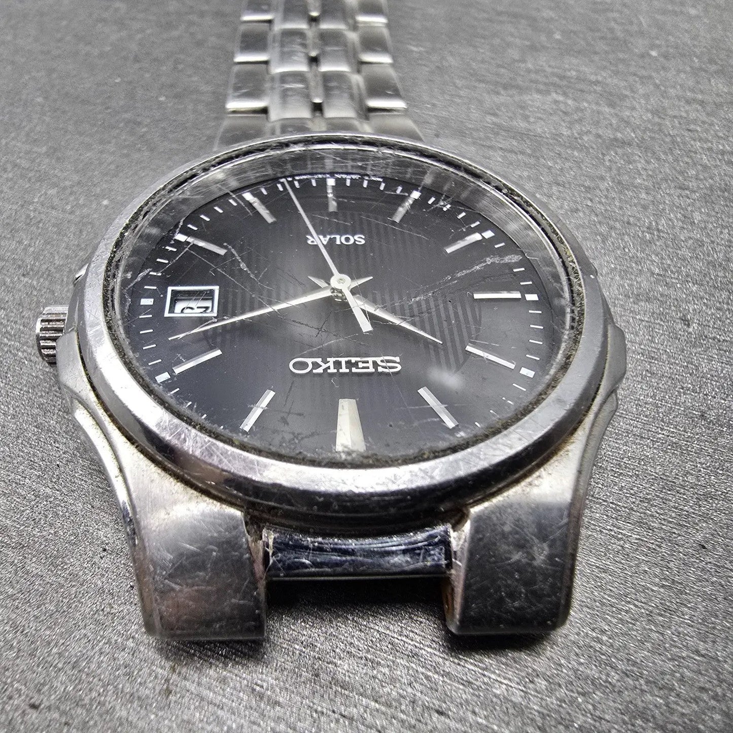 Seiko Solar Watch Men 38mm Black Dial Silver Tone Date READ!!!!!! V157-0AG0 Runs4