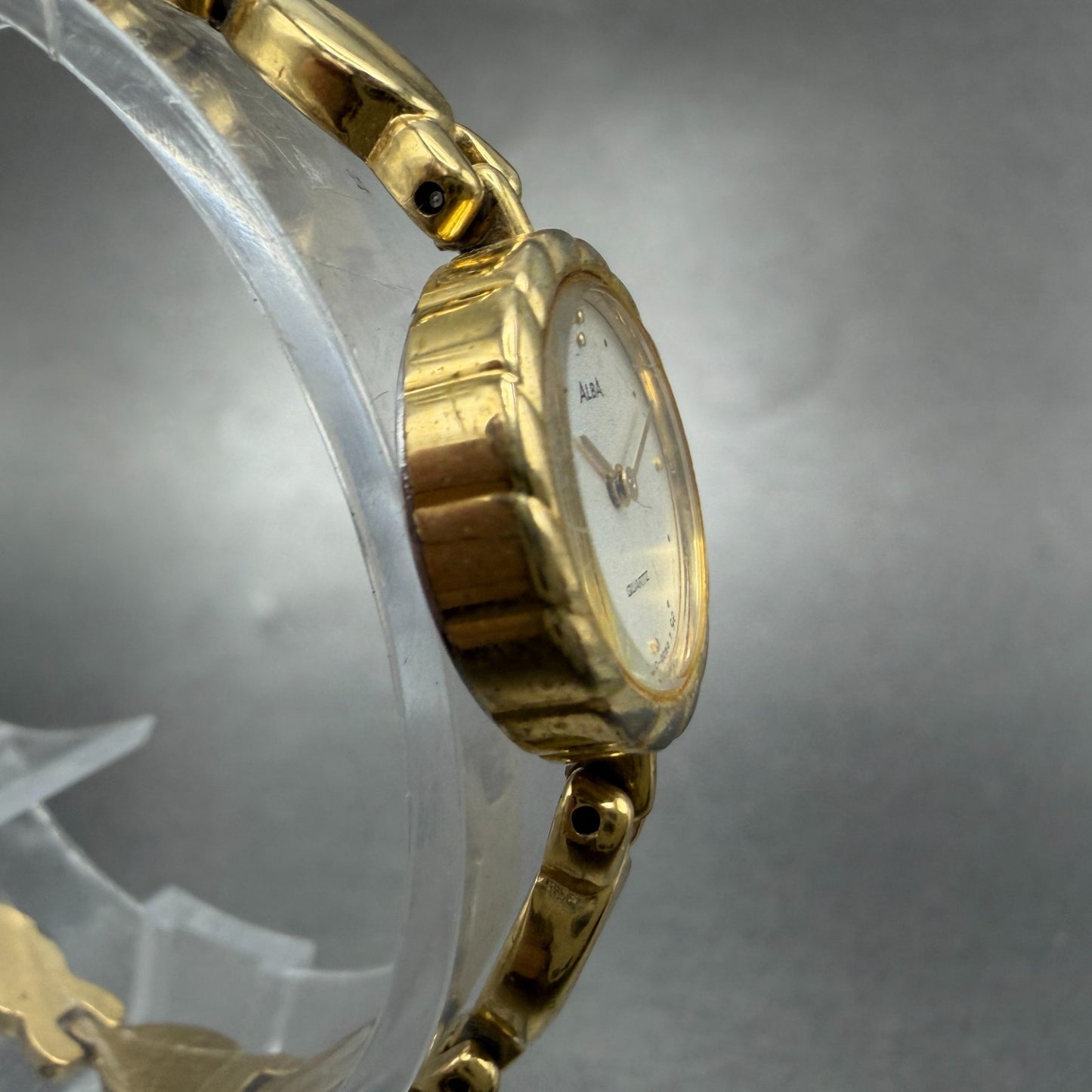 Seiko Alba Watch Women 17mm White Dial Gold Tone Round Y150-0A30 New Battery3