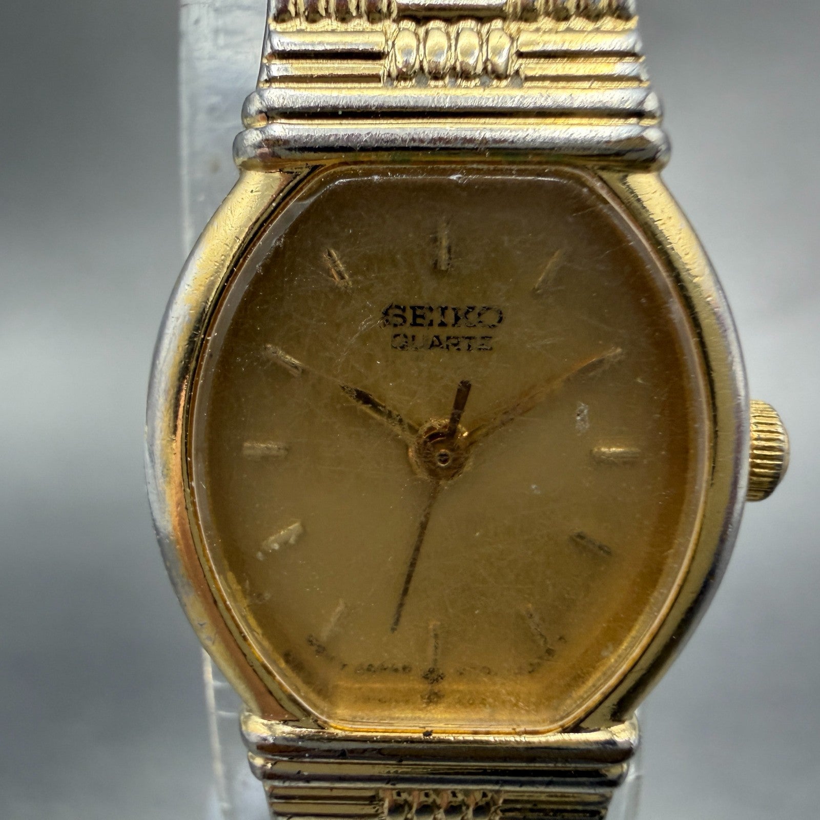 Seiko Watch Women 17mm Champagne dial Gold Tone Oval 2Y01-5C19 New Battery GVD1