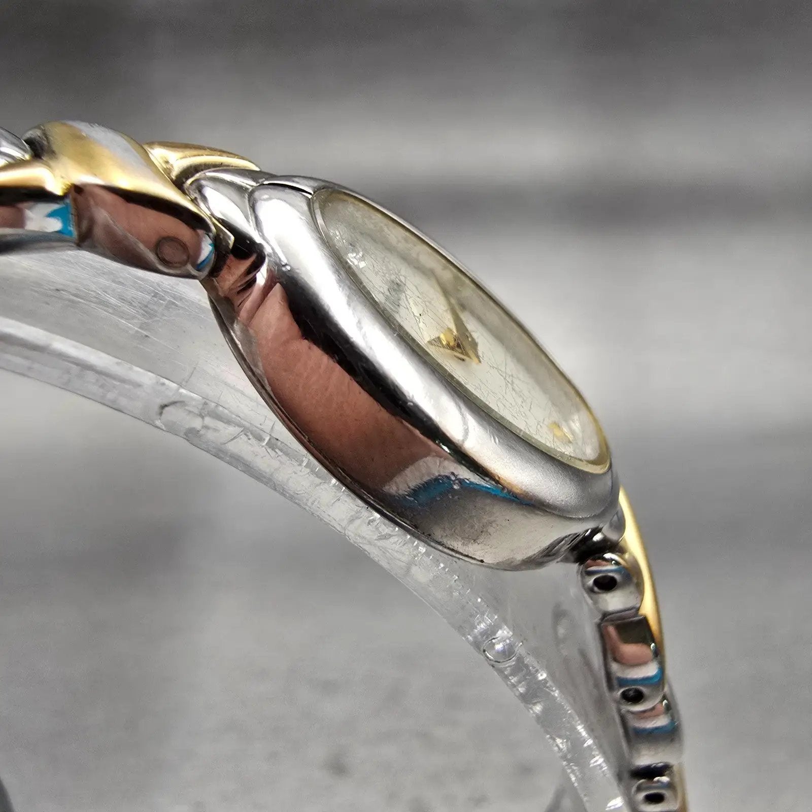 Bulova Watch Women 17mm MOP Dial Gold Tone Oval Diamond 83P24 New Battery3