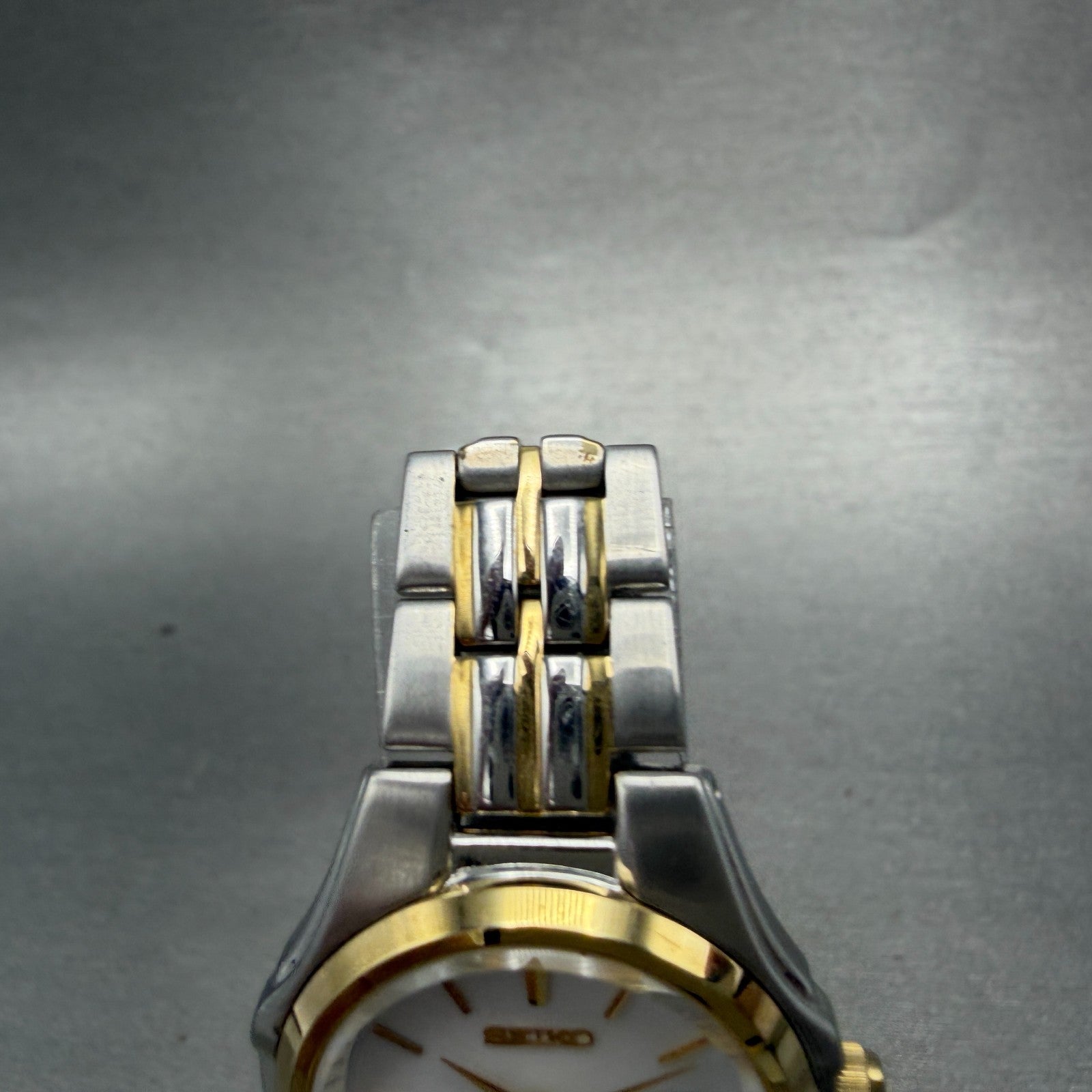 Seiko Solar Watch Women 28mm White Dial Two Tone Date Round V137-0BM0 Runs4