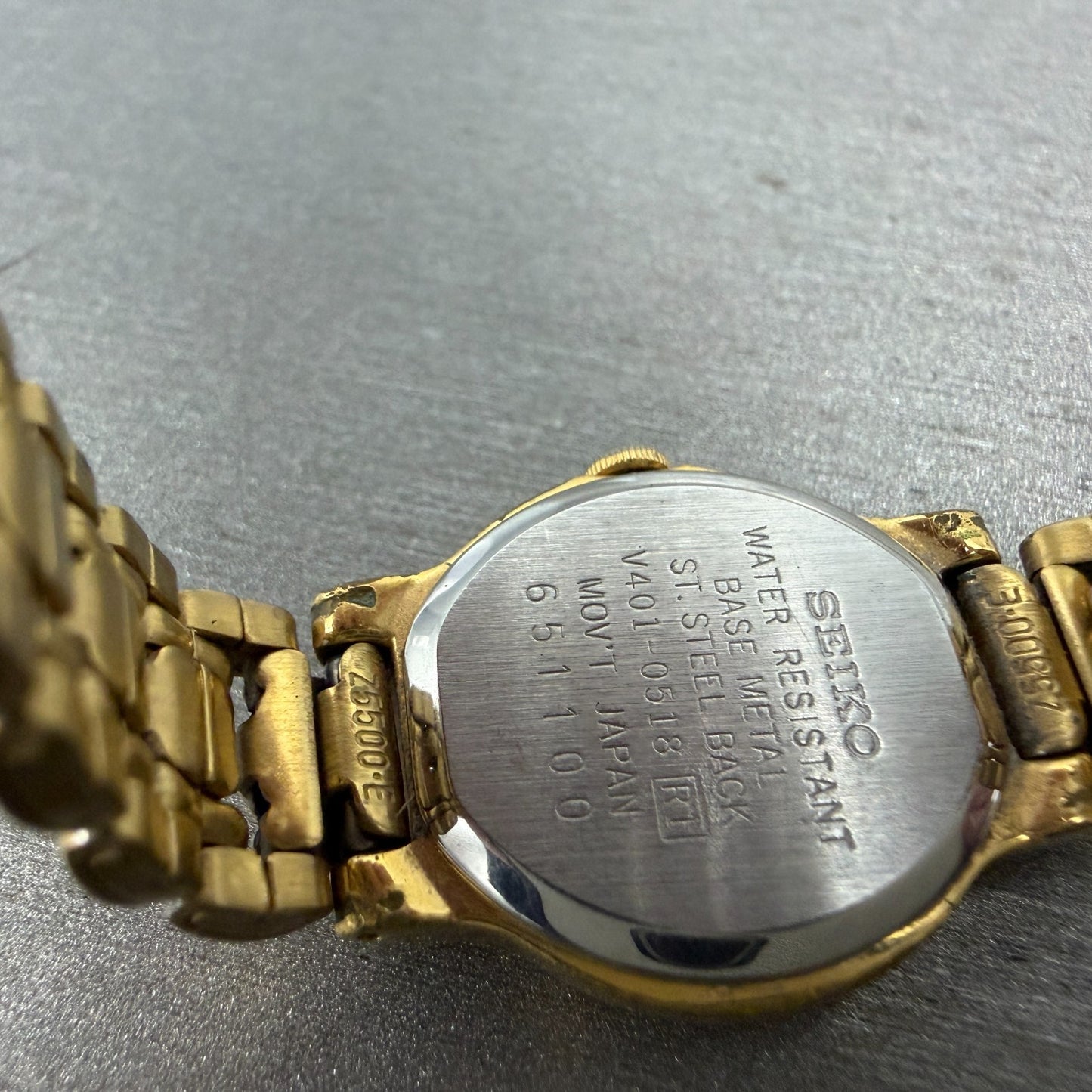 Seiko Watch Women 19mm White Dial Gold Tone Round V401-0518 New Battery9