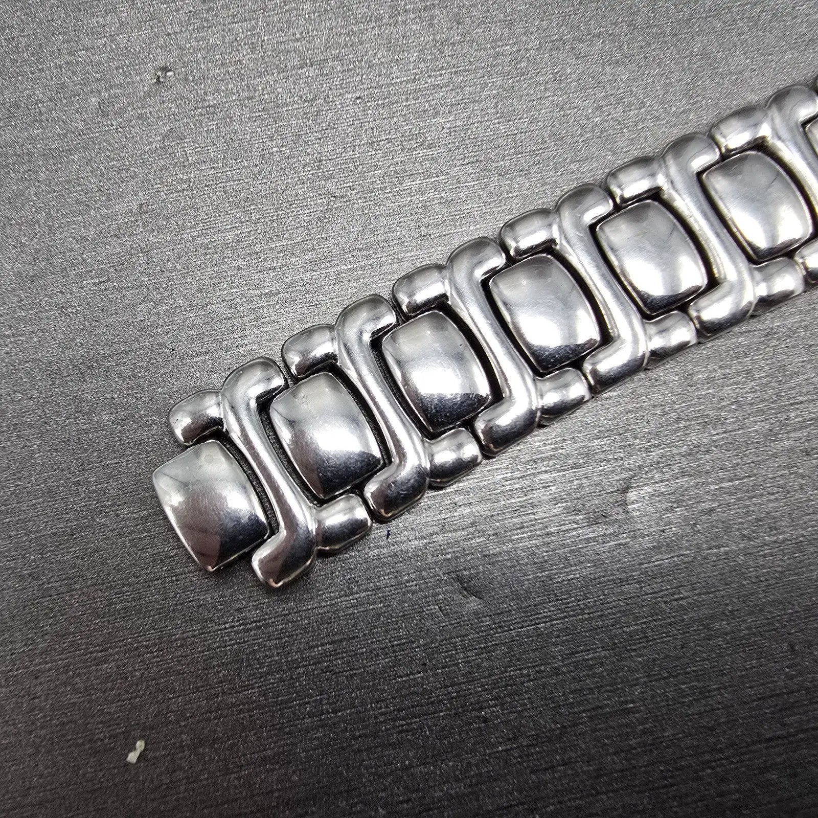Playboy Watch Men 29mm White Dial Silver Tone Oval New battery MISSING CLASP!!!7