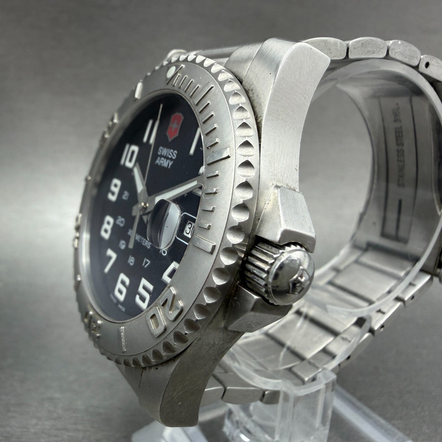 Victorinox Swiss Army Maverick II Dive Watch Men 42mm Black Dial Steel Date Runs2