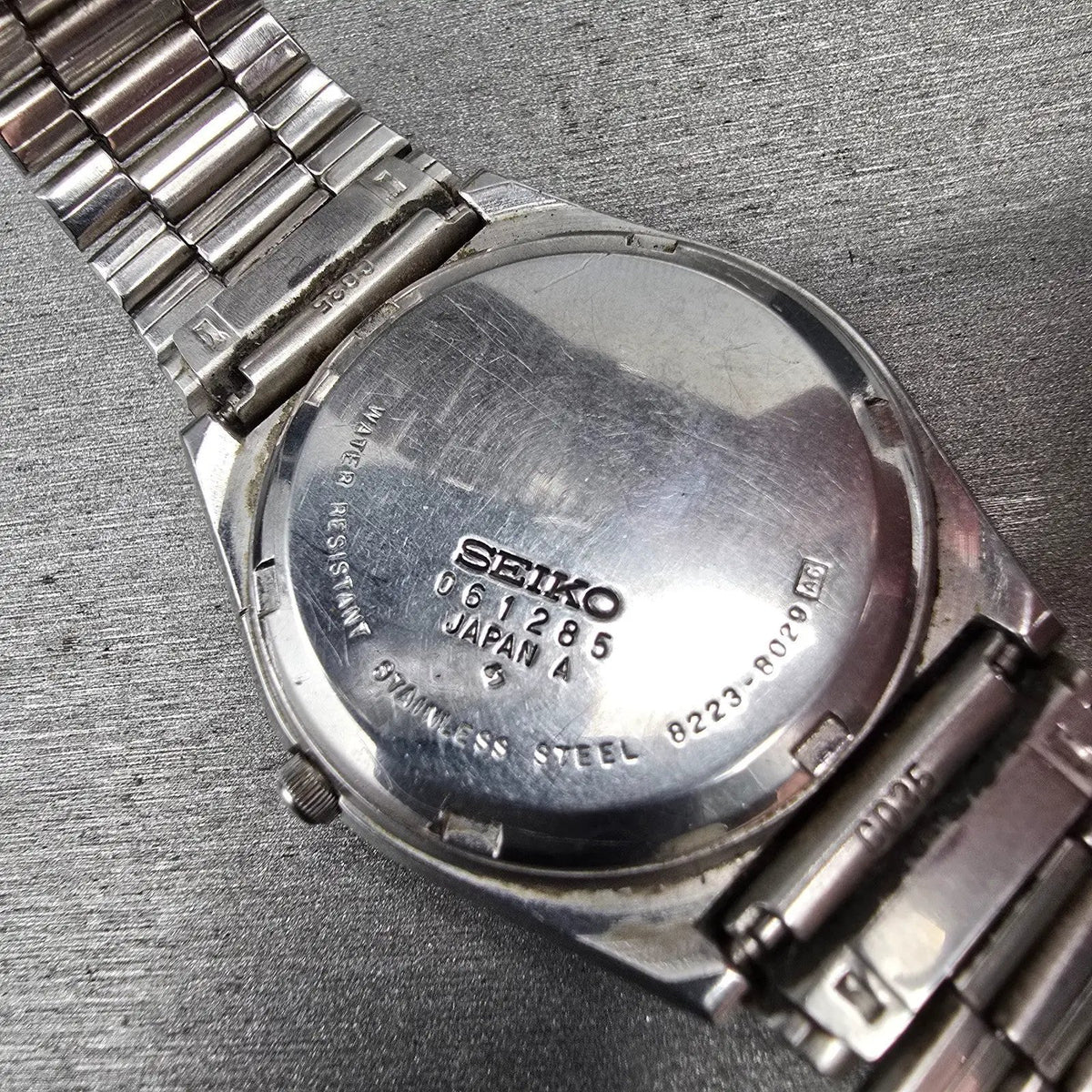 Seiko SQ Watch Men 35mm White Dial Silver Daydate Round 8223-8029 Chevron NewBat10