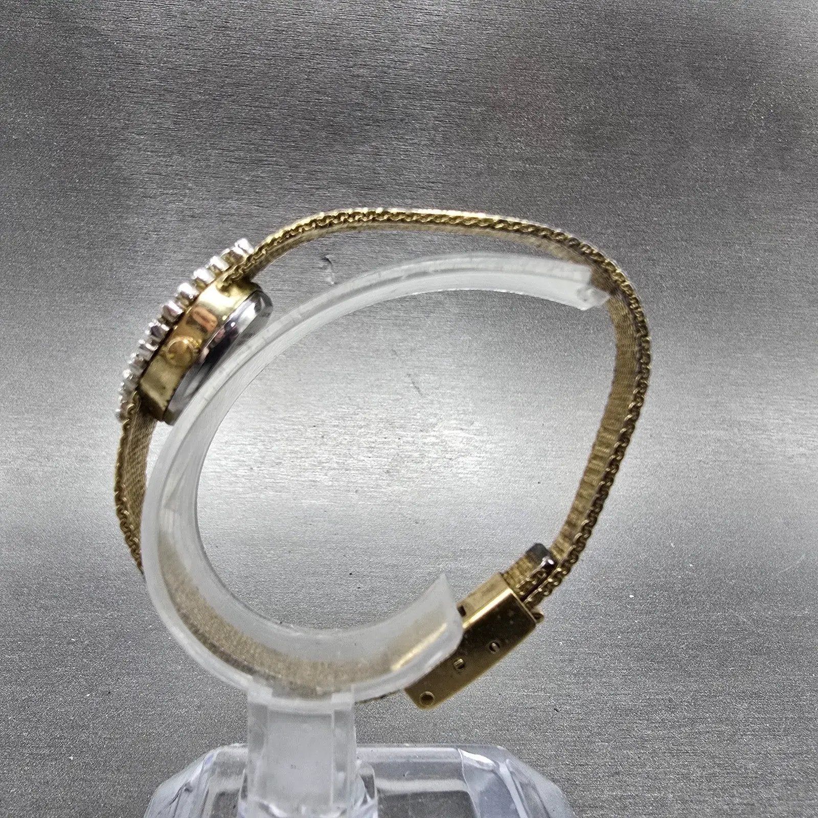 Armitron Watch Women 15mm Cream Dial Gold Tone Diamond bezel Oval New Battery6