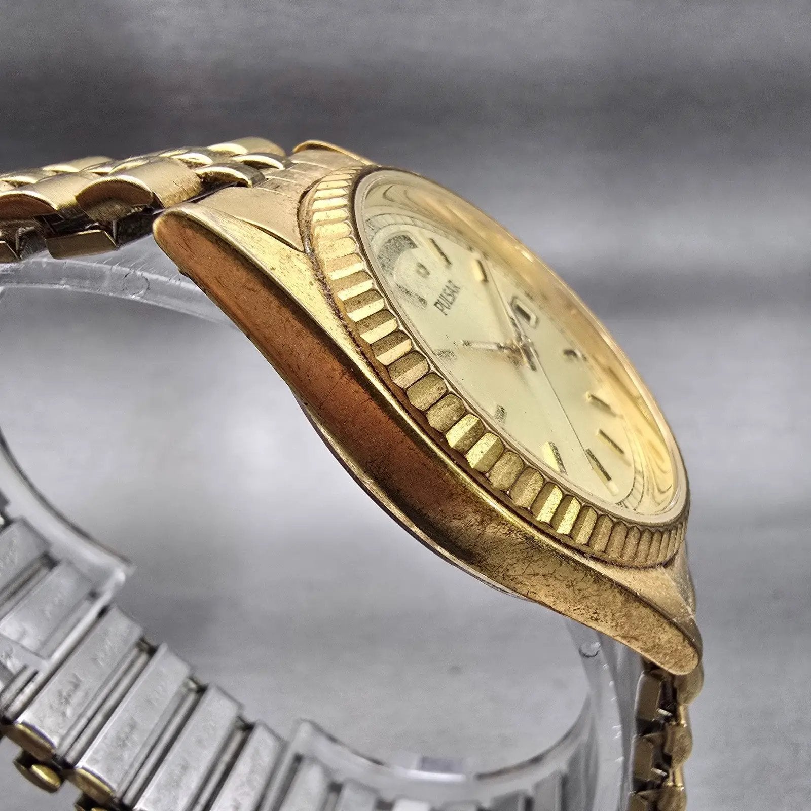 Seiko Pulsar Watch Men 35mm Champagne Dial Gold Tone Daydate V744-X004 New Batt3
