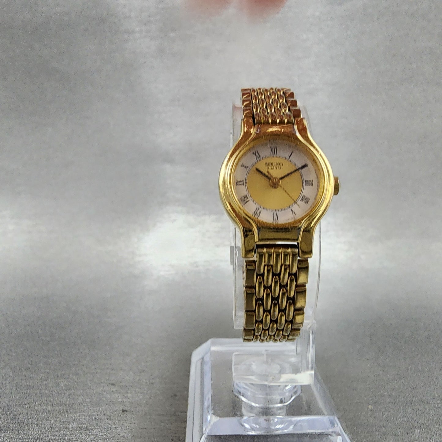 Seiko Watch Women 19mm White Dial Gold Tone Round V4010289 New Battery5