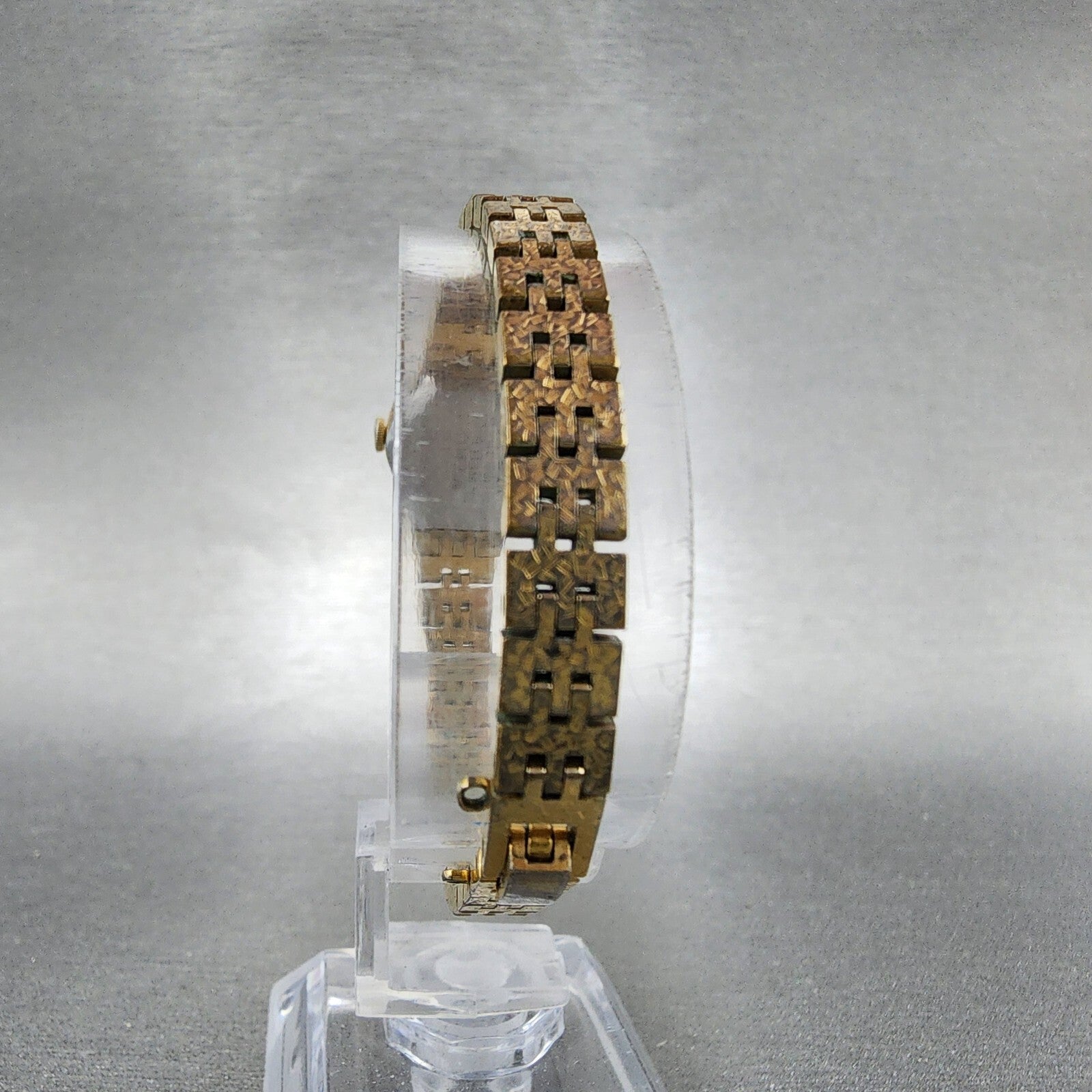 Seiko Watch Women 17mm Gold Dial Gold Tone Oval 14007389 New Battery Vintage A17