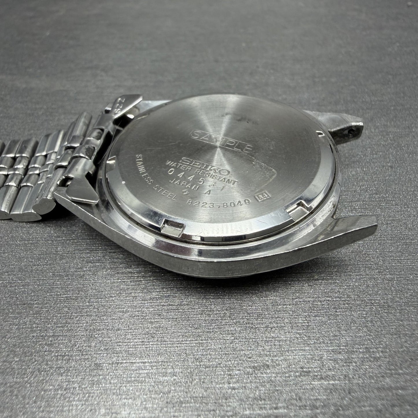Seiko SQ Watch Men 35mm Silver Dial Silver Tone Daydate 8223-8049 SAMPLE E10