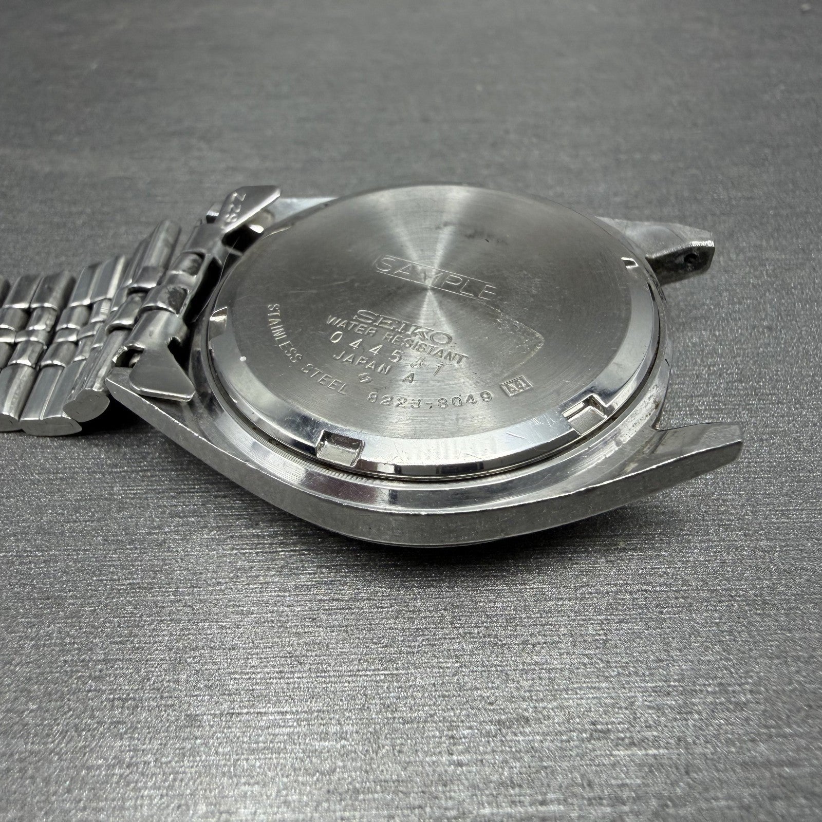 Seiko SQ Watch Men 35mm Silver Dial Silver Tone Daydate 8223-8049 SAMPLE E10