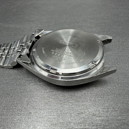 Seiko SQ Watch Men 35mm Silver Dial Silver Tone Daydate 8223-8049 SAMPLE E10