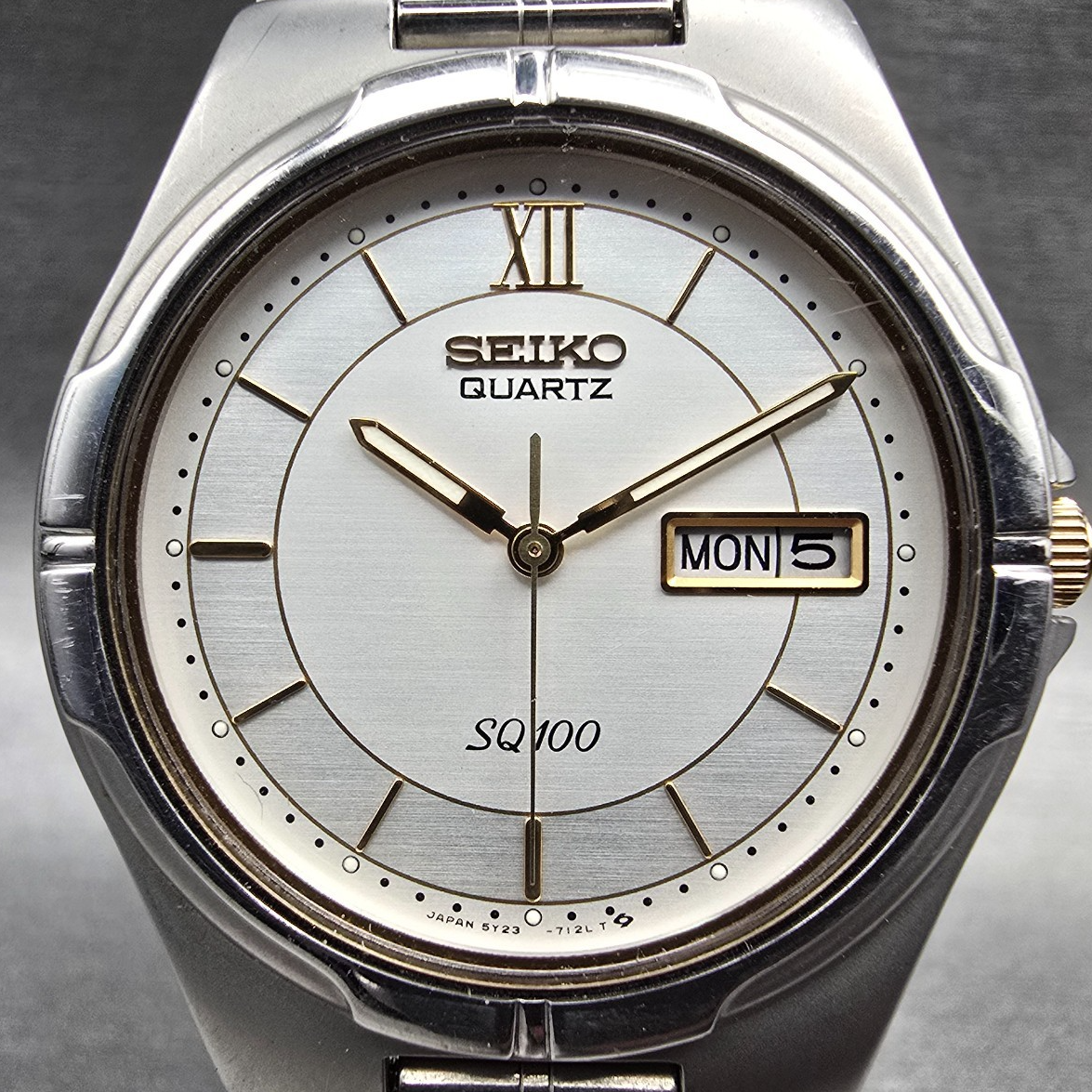 Seiko SQ 100 Watch Men 36mm Silver Dial Silver Tone Daydate 5Y23-7029 New Batt 71