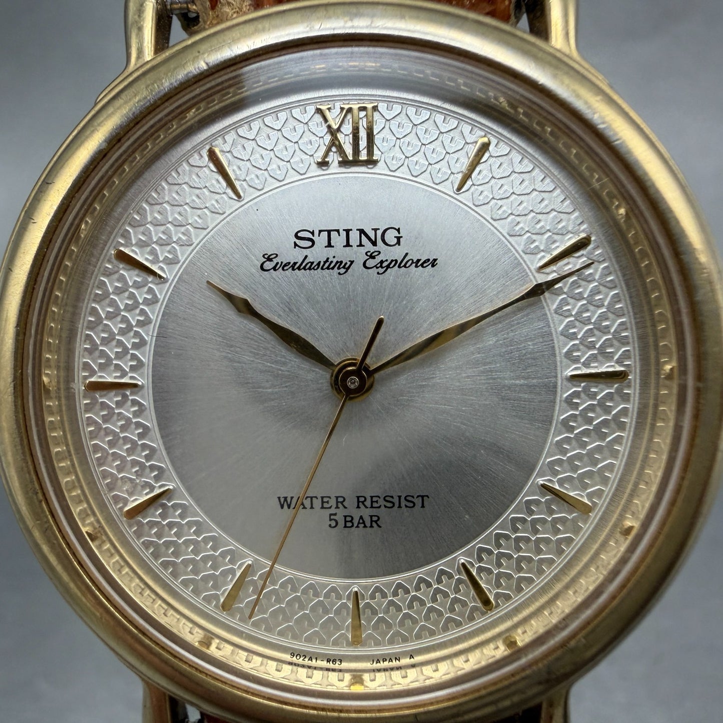 Casio Sting Watch Men 32mm Silver Dial Gold Tone Round STN-215 New Battery1