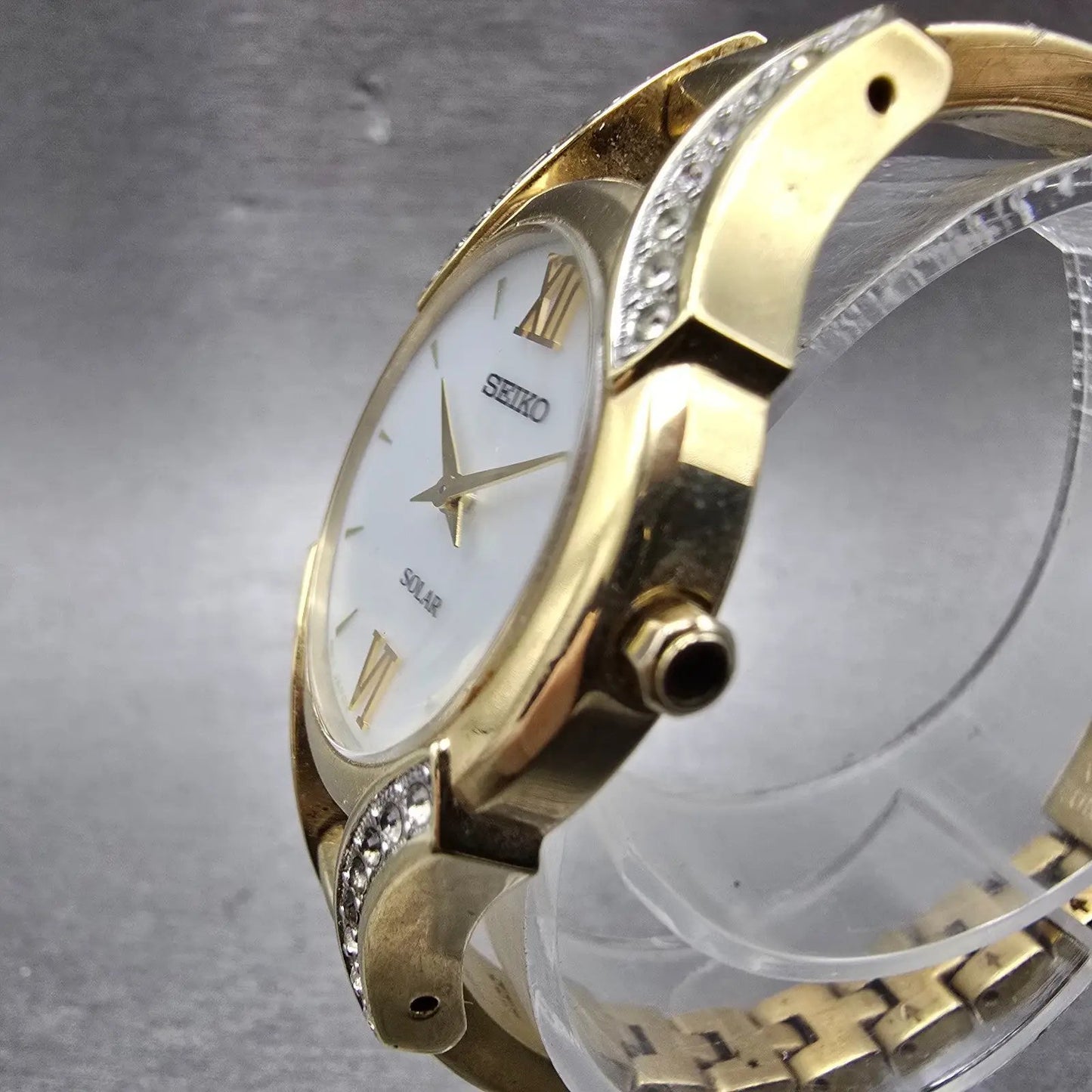 Seiko Solar Watch Women 28mm MOP Dial Gold Tone Round V115-0AZ0 Runs Crystals2