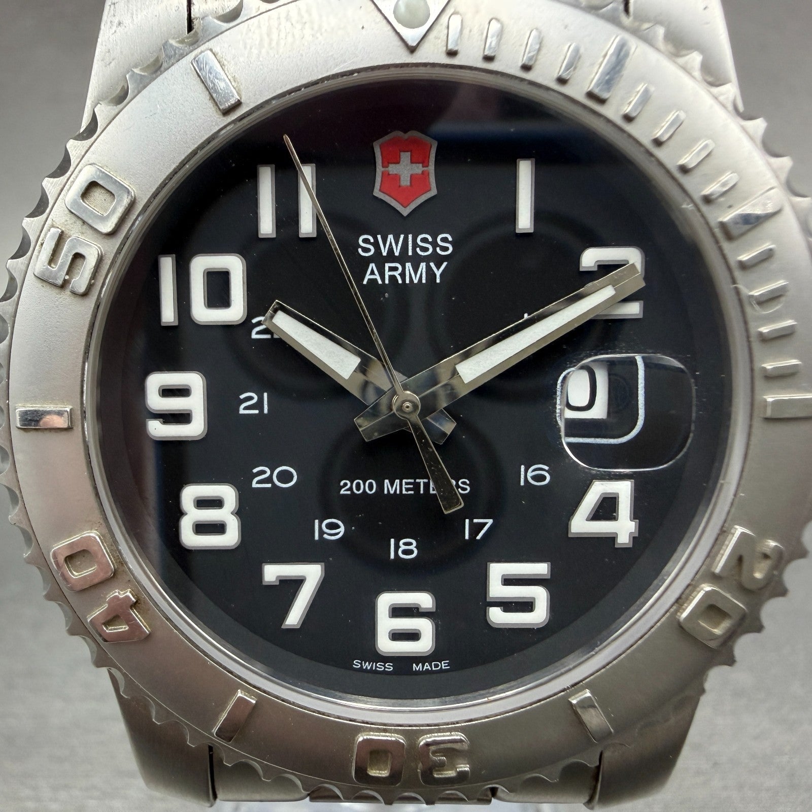 Victorinox Swiss Army Maverick II Dive Watch Men 42mm Black Dial Steel Date Runs1