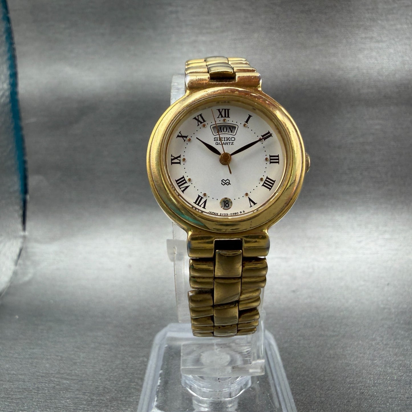 Seiko SQ Watch Women 24mm White Dial Gold Tone Daydate Round 3Y030200 New Batt5