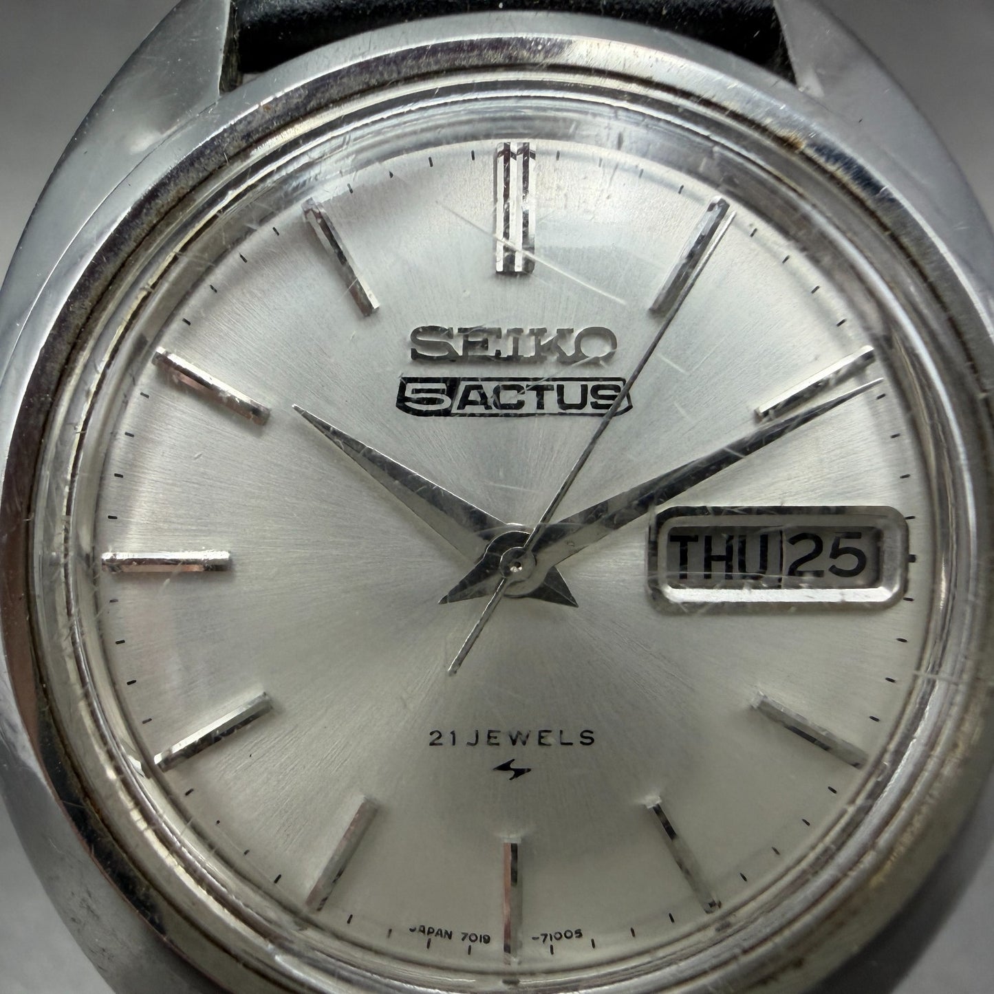 Seiko 5 Actus Watch Men 36mm White Dial Silver Tone Daydate Round 7019-7080 Runs1