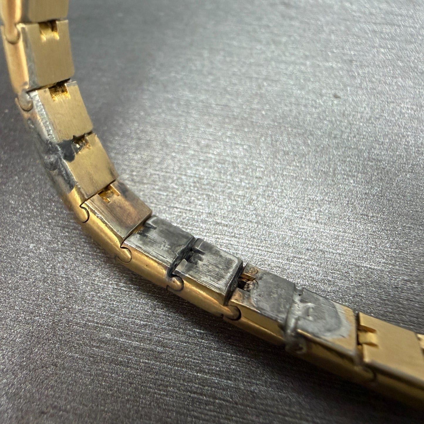 Bulova Watch Women 16mm Silver Dial Gold Tone Round 92K76 New Battery Vintage10