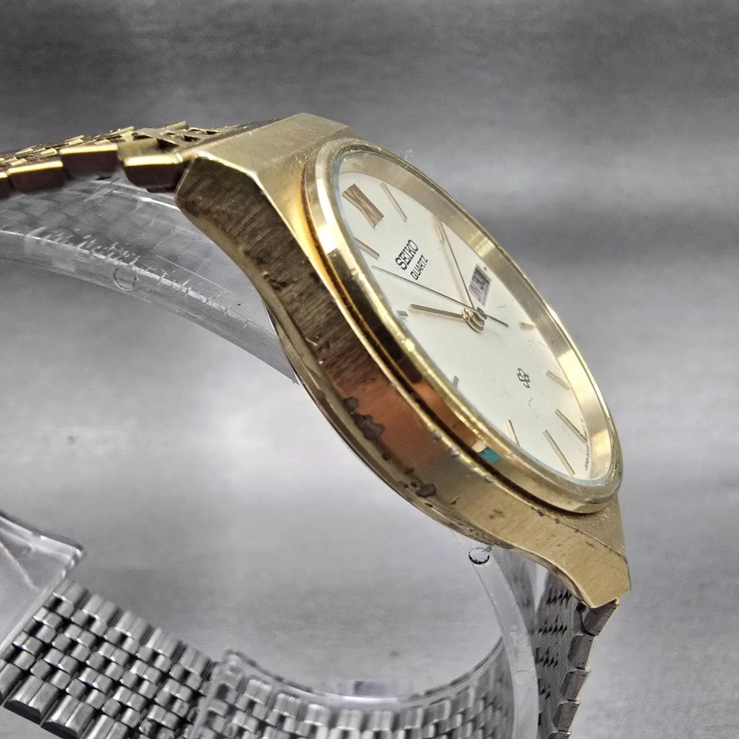 Seiko SQ Watch Men 33mm Champagne Dial Gold Tone Daydate Round 8223-7089 New Bat3